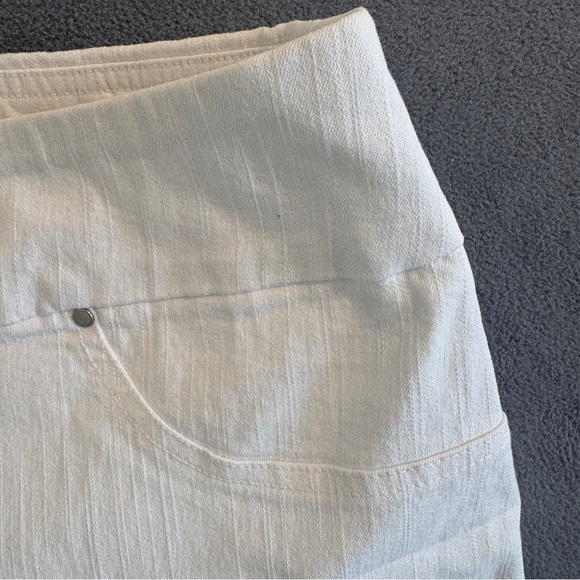Ruby Rd. White Stretch Bermuda Shorts Size 18 - Picture 7 of 11